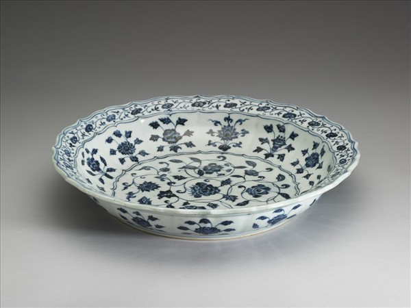 青花四季花卉紋蓮花式盤