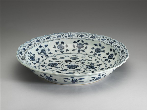 青花四季花卉紋蓮花式盤