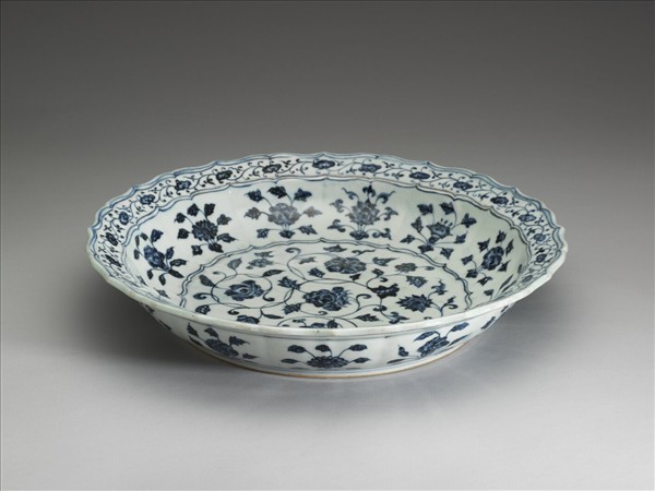 青花四季花卉紋蓮花式盤