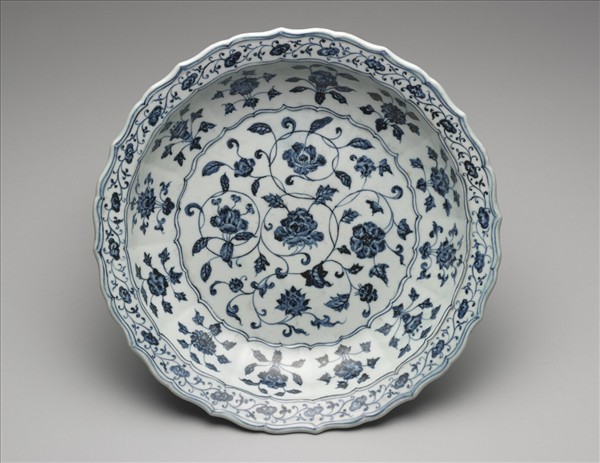 青花四季花卉紋蓮花式盤