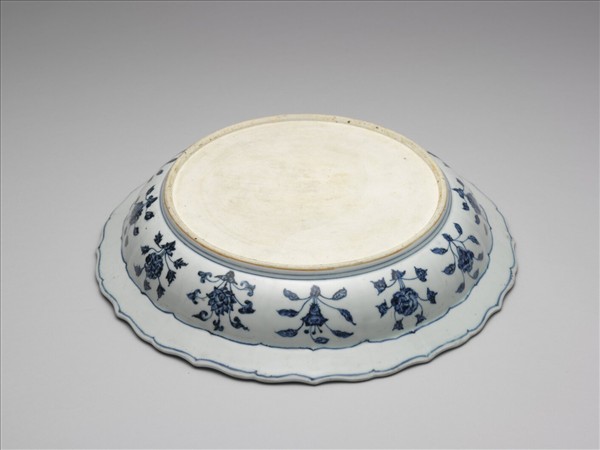 青花四季花卉紋蓮花式盤