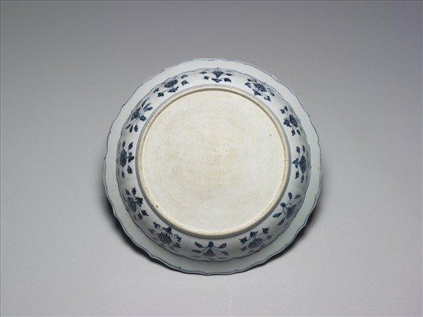 青花四季花卉紋蓮花式盤