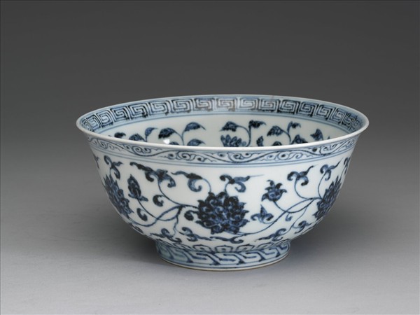 青花纏枝花卉紋碗