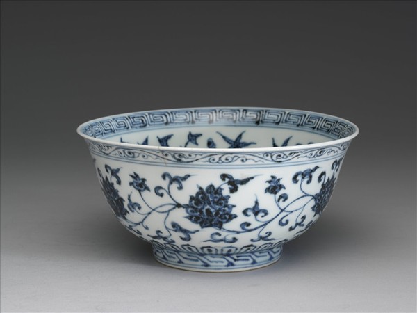 青花纏枝花卉紋碗