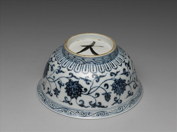 青花纏枝花卉紋碗