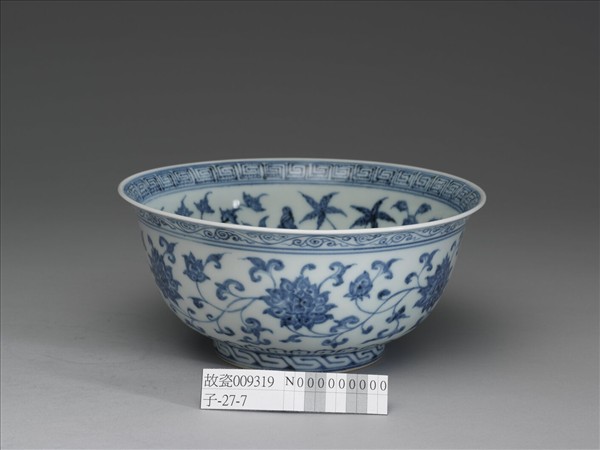 青花纏枝花卉紋碗