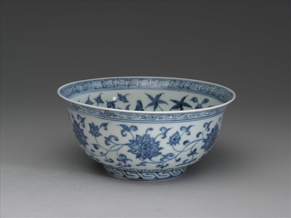 青花纏枝花卉紋碗
