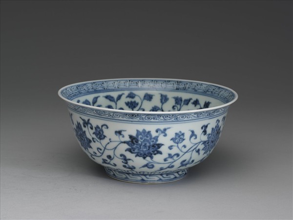 青花纏枝花卉紋碗