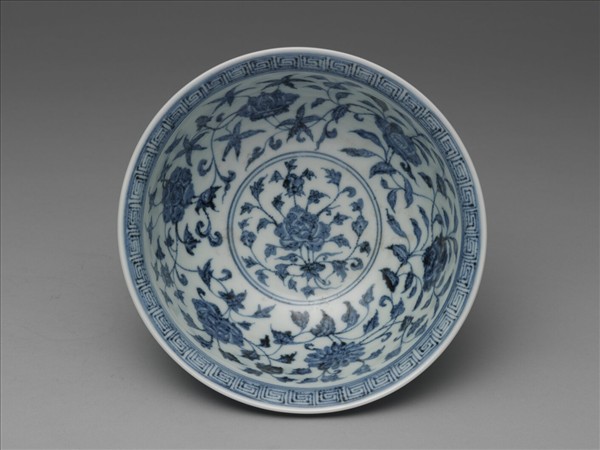 青花纏枝花卉紋碗