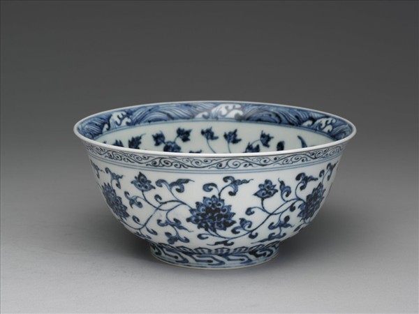 青花纏枝花卉紋碗