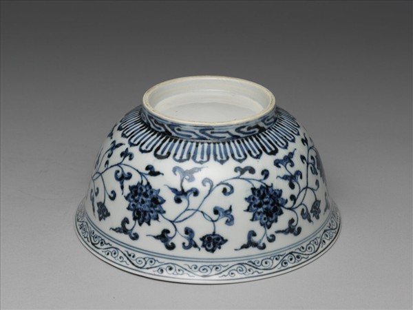 青花纏枝花卉紋碗