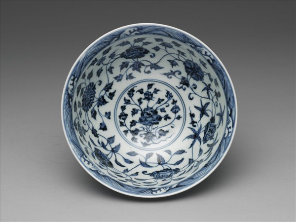 青花纏枝花卉紋碗