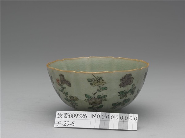 青瓷五彩花卉紋牡丹花式碗