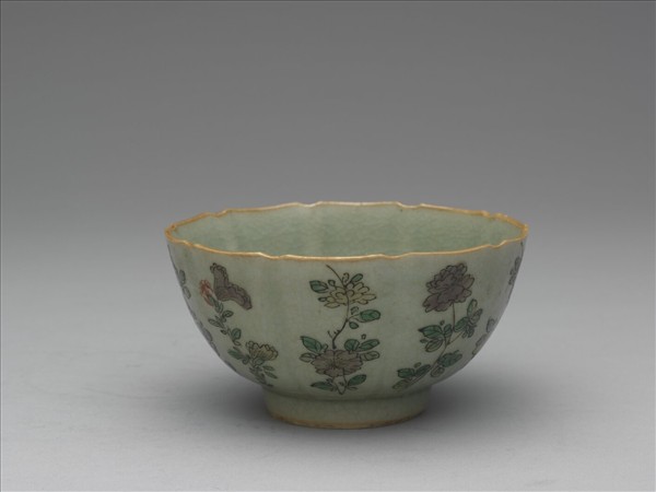 青瓷五彩花卉紋牡丹花式碗