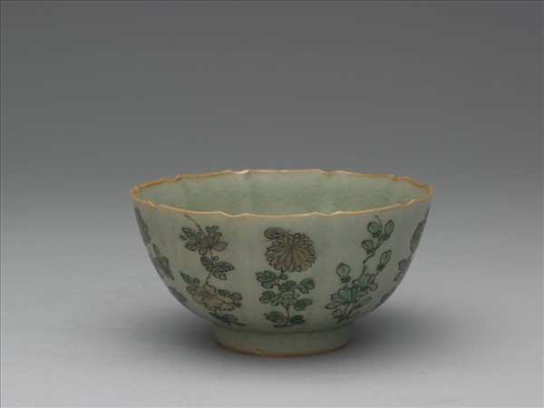 青瓷五彩花卉紋牡丹花式碗