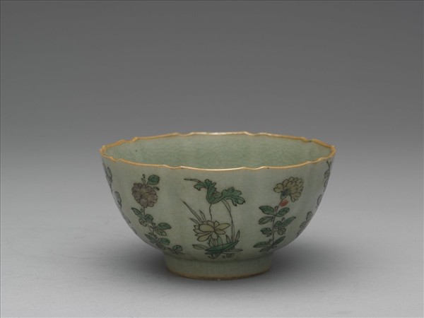 青瓷五彩花卉紋牡丹花式碗