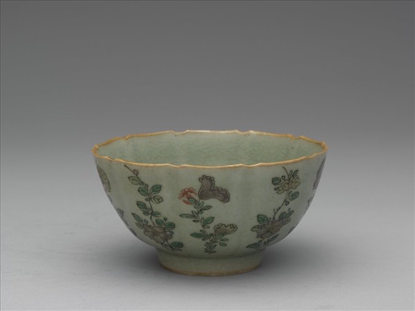 青瓷五彩花卉紋牡丹花式碗