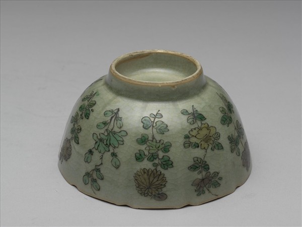 青瓷五彩花卉紋牡丹花式碗