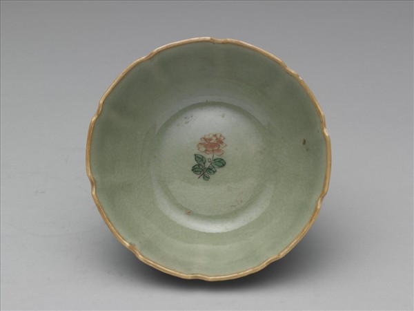 青瓷五彩花卉紋牡丹花式碗