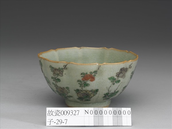 青瓷五彩花卉紋牡丹花式碗