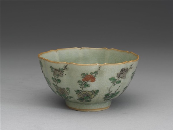 青瓷五彩花卉紋牡丹花式碗