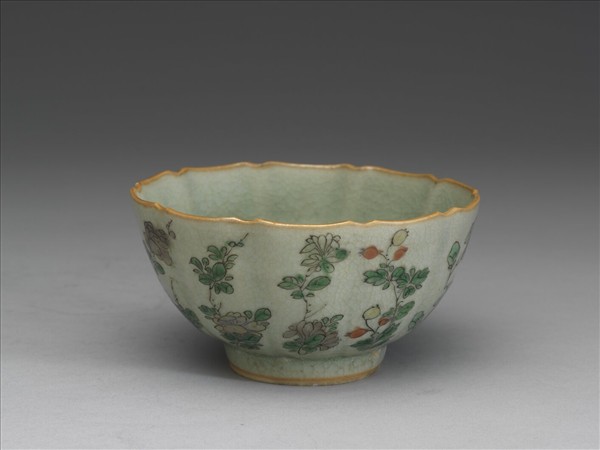 青瓷五彩花卉紋牡丹花式碗