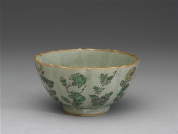 青瓷五彩花卉紋牡丹花式碗