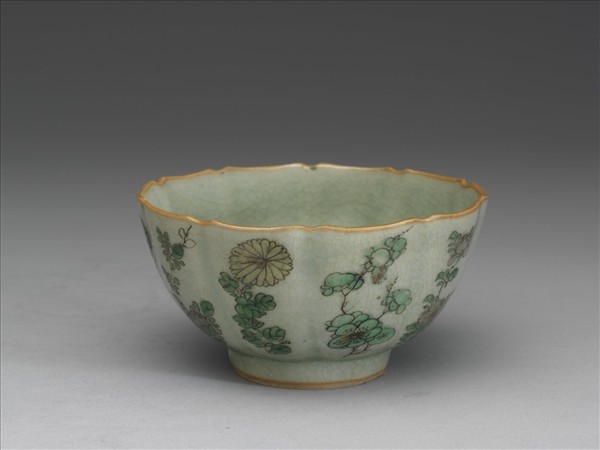 青瓷五彩花卉紋牡丹花式碗