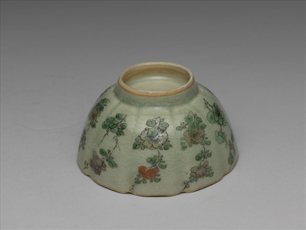 青瓷五彩花卉紋牡丹花式碗