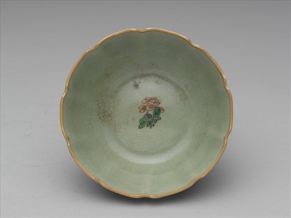 青瓷五彩花卉紋牡丹花式碗