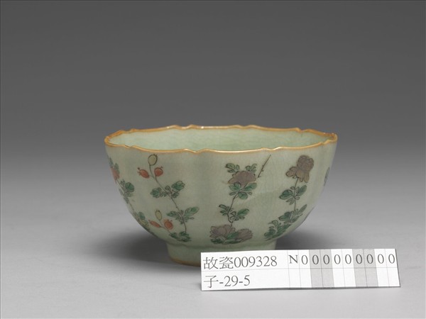 青瓷五彩花卉紋牡丹花式碗