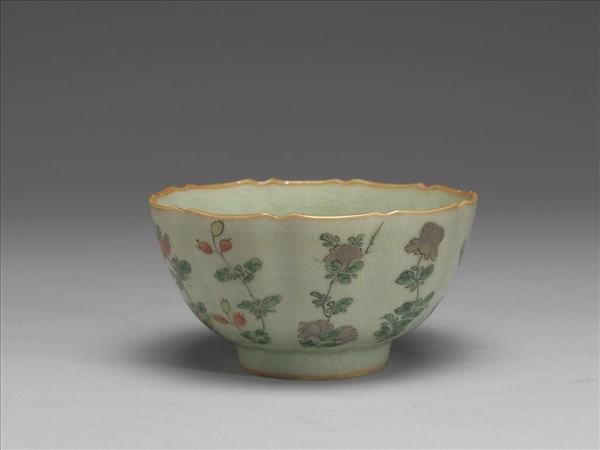 青瓷五彩花卉紋牡丹花式碗