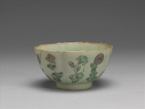 青瓷五彩花卉紋牡丹花式碗