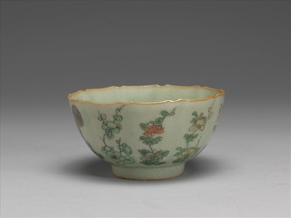 青瓷五彩花卉紋牡丹花式碗