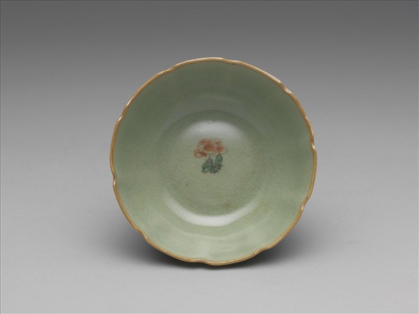 青瓷五彩花卉紋牡丹花式碗