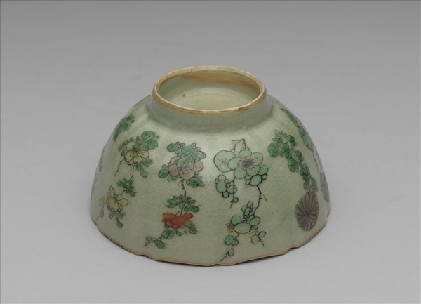 青瓷五彩花卉紋牡丹花式碗