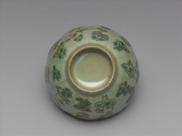 青瓷五彩花卉紋牡丹花式碗