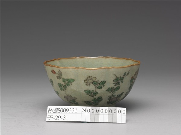 青瓷五彩花卉紋牡丹花式碗