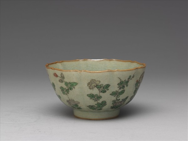 青瓷五彩花卉紋牡丹花式碗