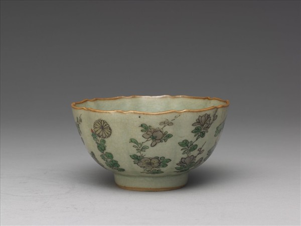 青瓷五彩花卉紋牡丹花式碗