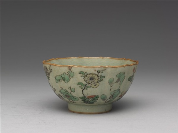 青瓷五彩花卉紋牡丹花式碗