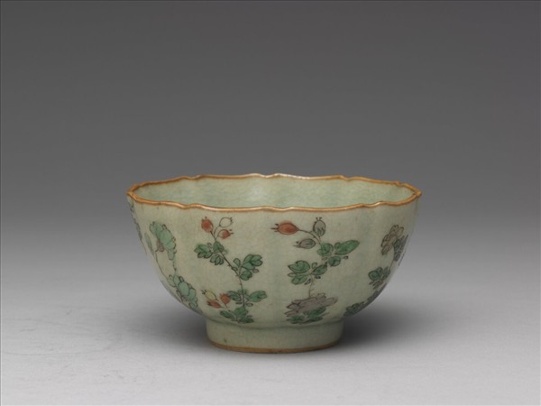 青瓷五彩花卉紋牡丹花式碗