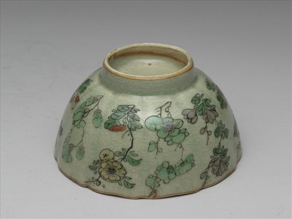 青瓷五彩花卉紋牡丹花式碗