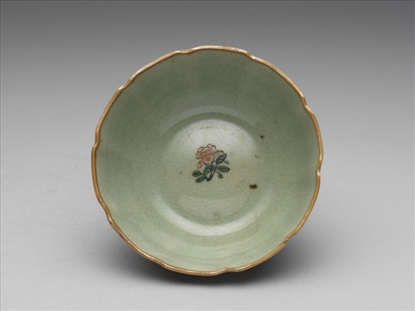 青瓷五彩花卉紋牡丹花式碗