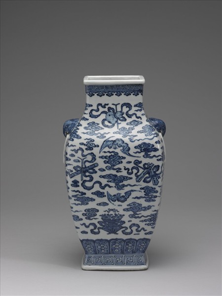 青花雜寶紋獸耳方壺