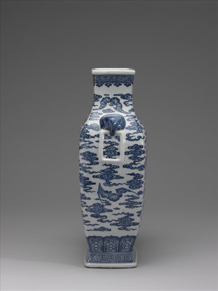 青花雜寶紋獸耳方壺