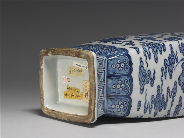 青花雜寶紋獸耳方壺