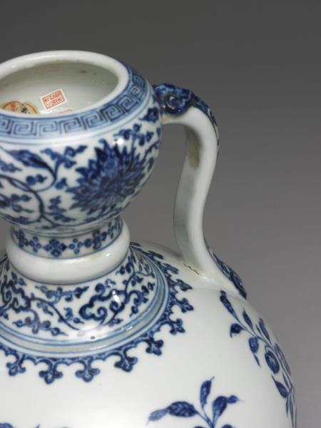 青花折枝花果紋如意雙耳瓶