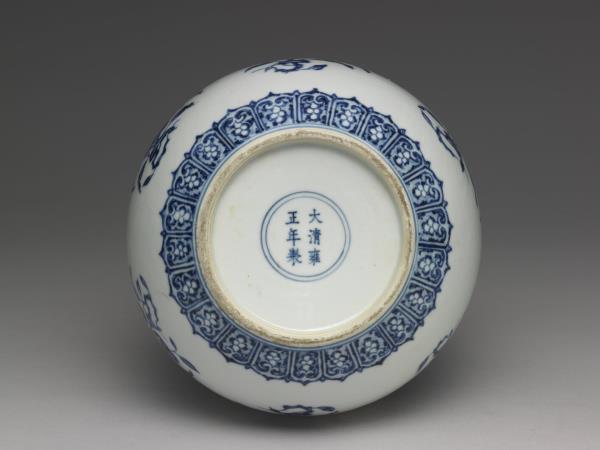 青花折枝花果紋如意雙耳瓶