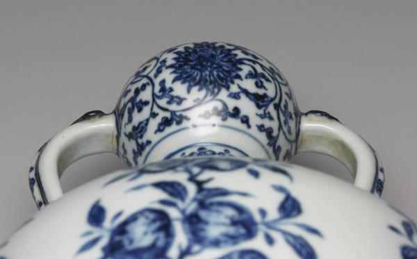 青花折枝花果紋如意雙耳瓶